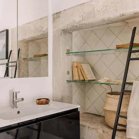 Adiri - 2 Bedrooms And Terrace In Bica * Лиссабон